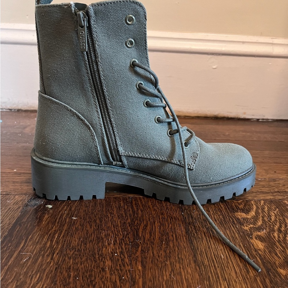 Women’s size 8 Guess Combat Boot - Picture 4 of 4